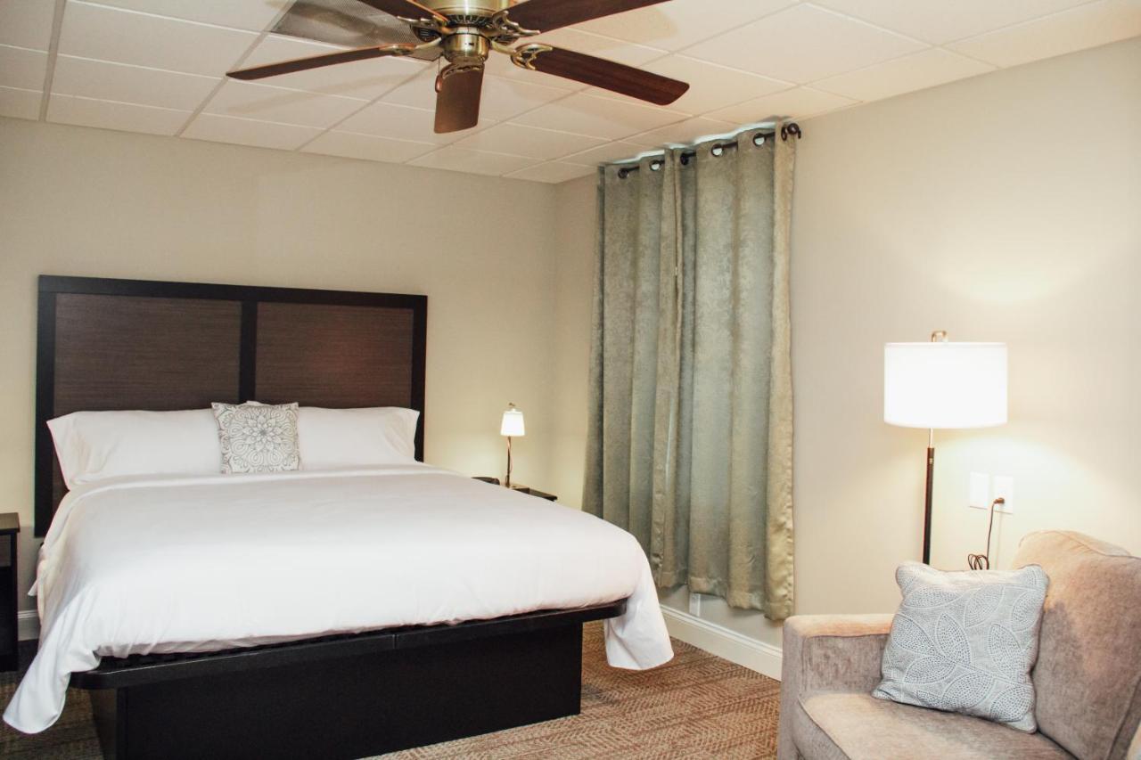 Country Squire Inn And Suites New Holland Eksteriør bilde