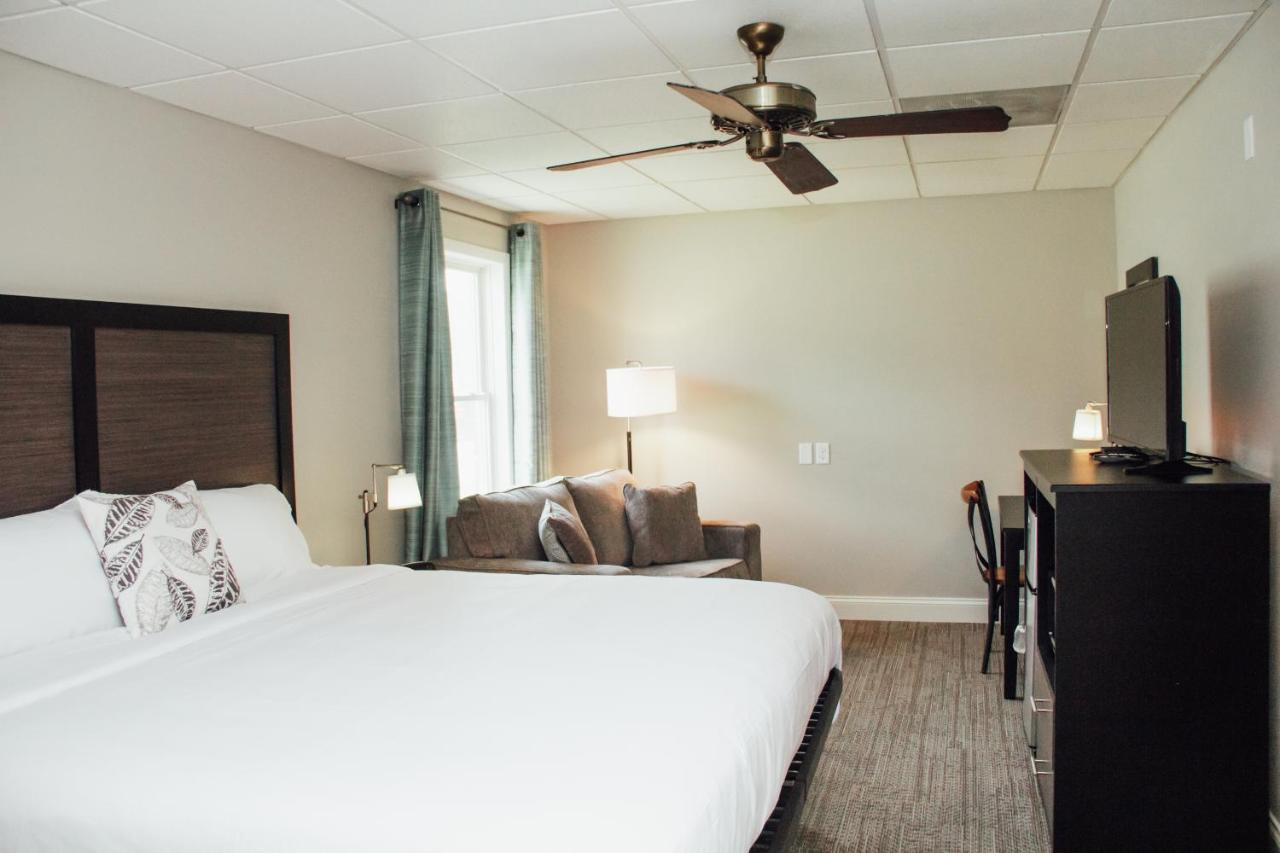 Country Squire Inn And Suites New Holland Eksteriør bilde